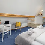 Nočitev z zajtrkom Cozy House Close To Center 4*