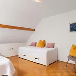 Nočitev z zajtrkom Cozy House Close To Center