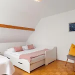 Nočitev z zajtrkom Cozy House Close To Center