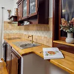 Nočitev z zajtrkom Cozy House Close To Center 4*