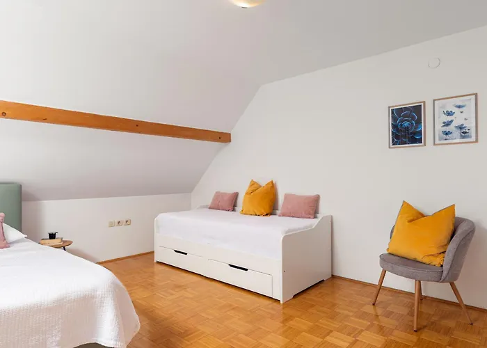 לינה וארוחת בוקר Cozy House Close To Center