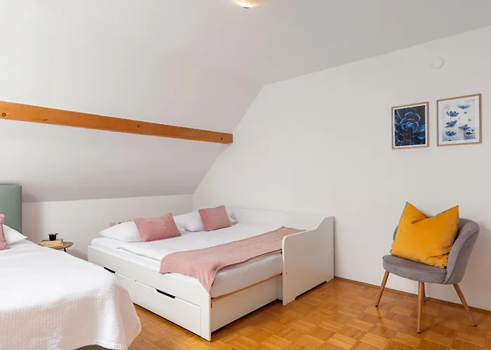 לינה וארוחת בוקר Cozy House Close To Center